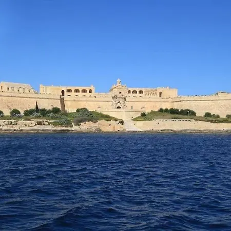 R2 Nr Retreat * Gzira